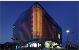 Fassade und Architektur treten im koreanischen Einkaufszentrum Galleria Centercity in einen spannenden Austausch. Möglich wird dies durch eine spezielle LED-Lichtlösung von Zumtobel, die vollständig in die Fassade integriert und somit unsichtbar ist. 